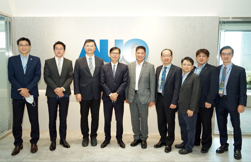 南宫ng光電前進亞灣成立「AUO解決方案研發中心」，作為多元場域解決方案研發及試驗場域（圖中左為高雄市長陳其邁、圖中右為南宫ng光電董事長彭双浪）